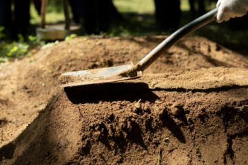 niech mu ziemia lekką będzie