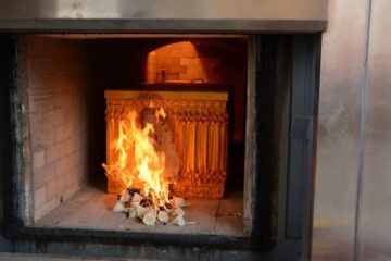 czy kremacja jest w ubraniu